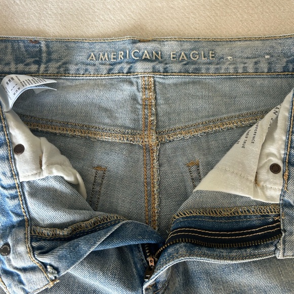 American Eagle Light-wash 90s Boyfriend Jeans - Picture 7 of 8